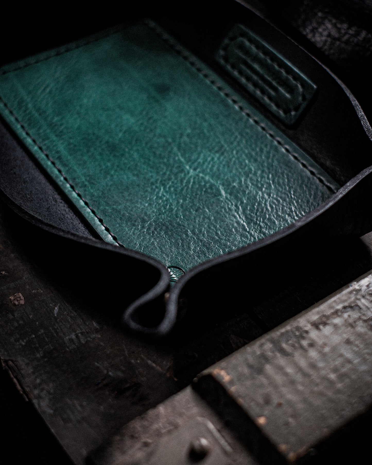 PARA TRAY - BLACK AMERICAN BISON w/ EMERALD GREEN INSERT